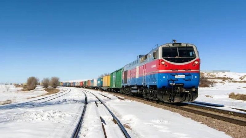 Четверо рабочих погибли под поездом в Казахстане