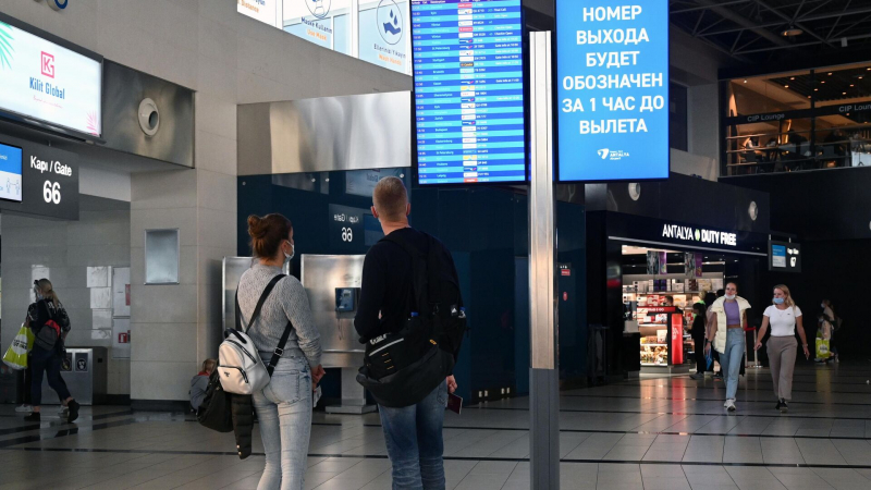 Девочку, оставленную матерью в аэропорту Антальи, вернули в Россию