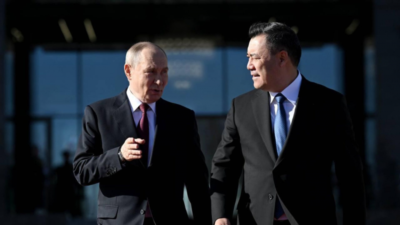 Как в Бишкеке встречали Путина, прилетевшего с государственным визитом