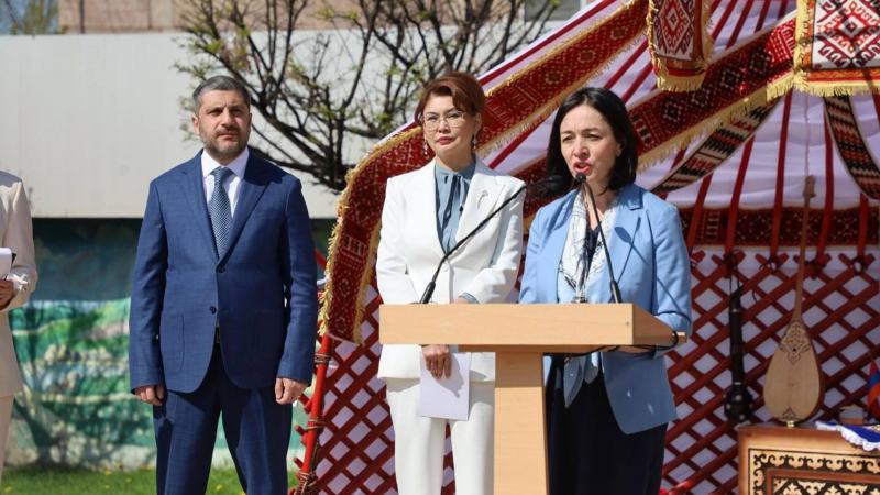 Парк имени Абая Кунанбаева открылся в Ереване