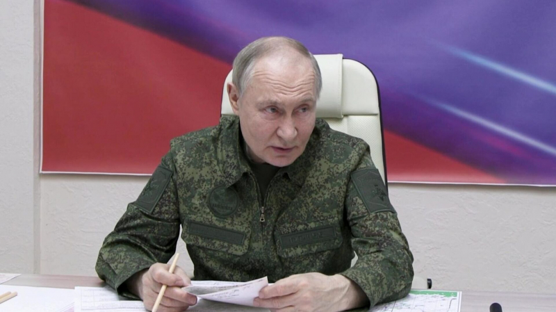 В Кремле объяснили появление Путина в военной форме