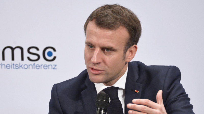 Макрон назвал критику ЕС в сфере свободы слова старомодной