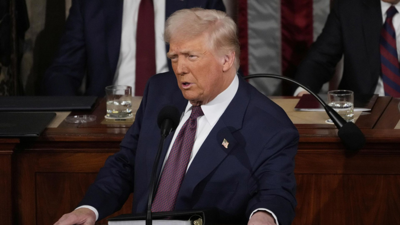 Число незаконных пересечений границы США мигрантами снизилось, заявил Трамп
