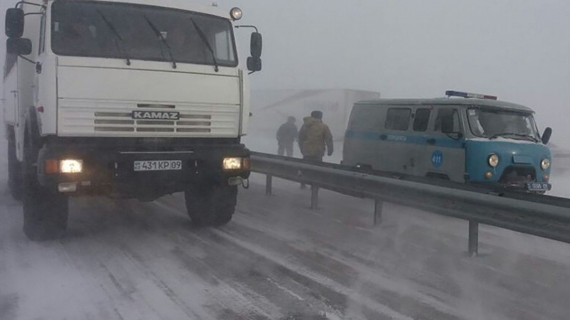 Где в Казахстане из-за непогоды перекрыли движение автотранспорта