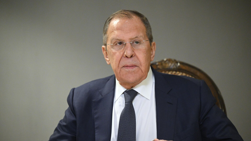 Лавров передал президенту Армении "привет" от Путина