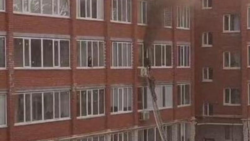 Мощный взрыв выбил рамы балкона на западе Казахстана - видео