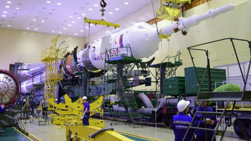 На космодроме "Байконур" завершилась сборка ракеты "Союз-2.1а"