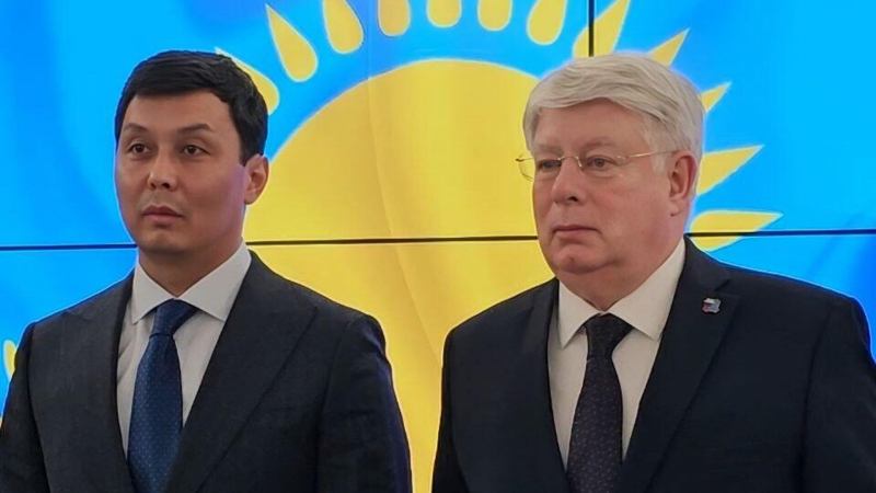 Посол России передал главе Антикора Казахстана документы о боевом пути его деда