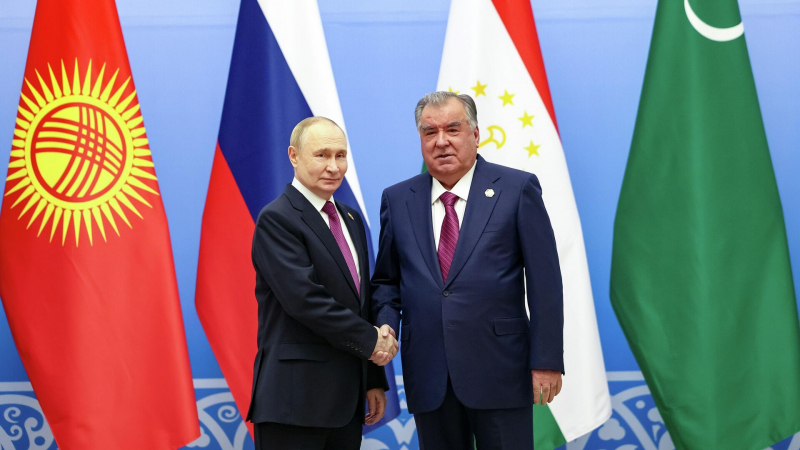 Путин пошутил, что президент Таджикистана морил его голодом