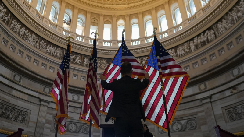 Сенат США продлил шатдаун минимум до понедельника