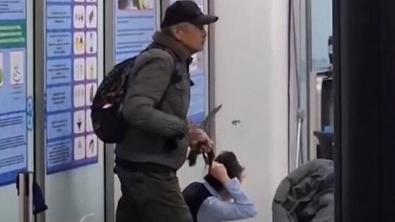В аэропорту Алматы мужчина взял в заложники сотрудницу службы досмотра