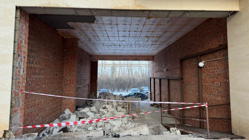 В Астане по решению суда сносят часть жилищного комплекса
