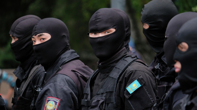 В Казахстане полицейские вернули россиянам потерявшихся детей