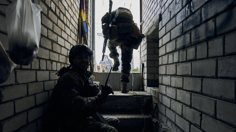 ВСУ избегают ближних боев в Красноармейске, рассказал боец